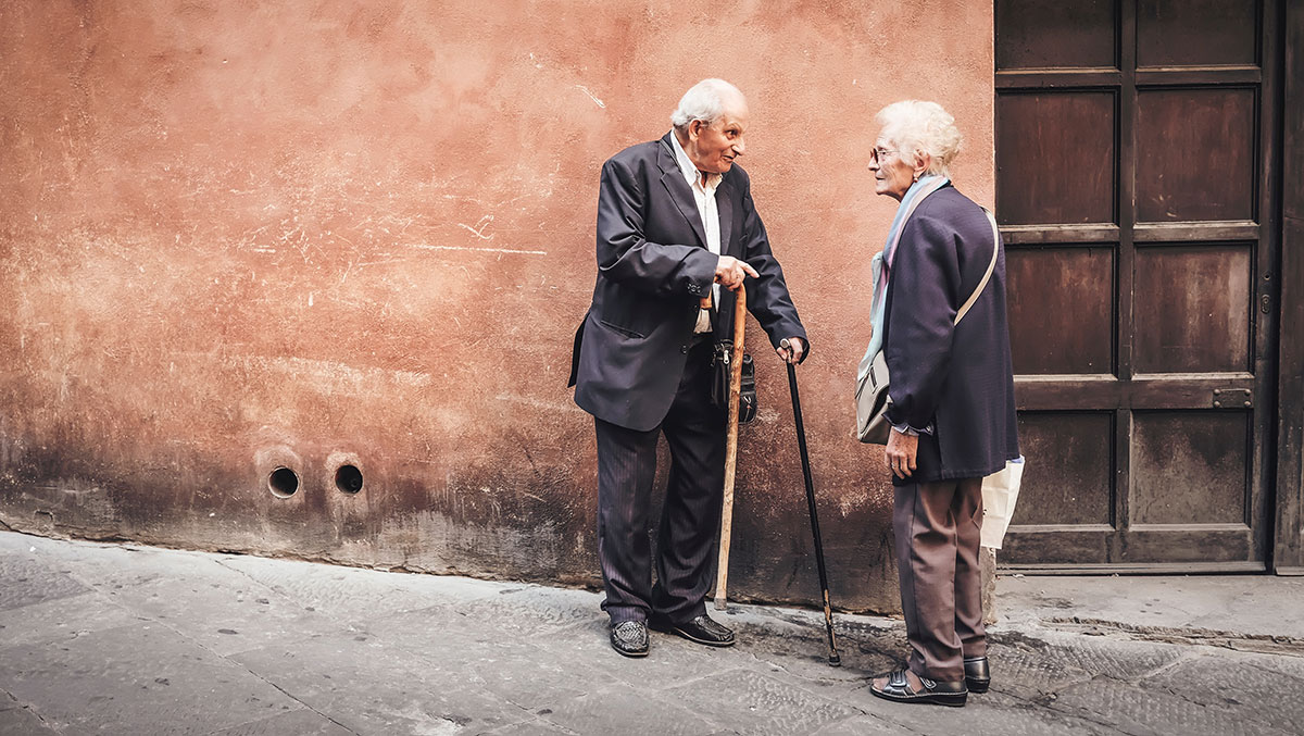 Starší pár ve městě Siena v Itálii