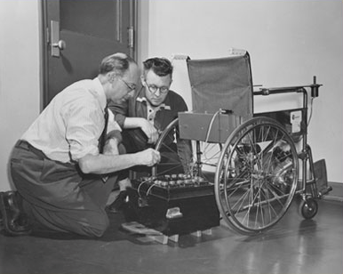 První pohon pro invalidní vozík vytvořil George Klein v roce 1950.