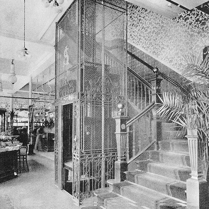 Jeden z nejstarších výtahů společnosti Stannah (obrázek z roku 1925).