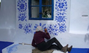 Anežka tráví svůj důchodový věk zdobením domů moravskými uměleckými díly.
