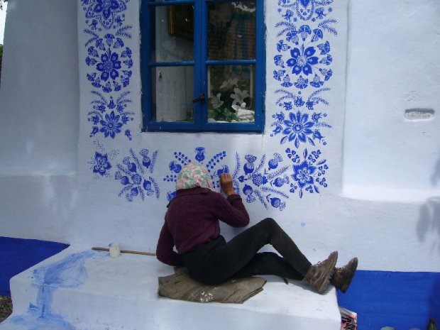 Anežka tráví svůj důchodový věk zdobením domů moravskými uměleckými díly.