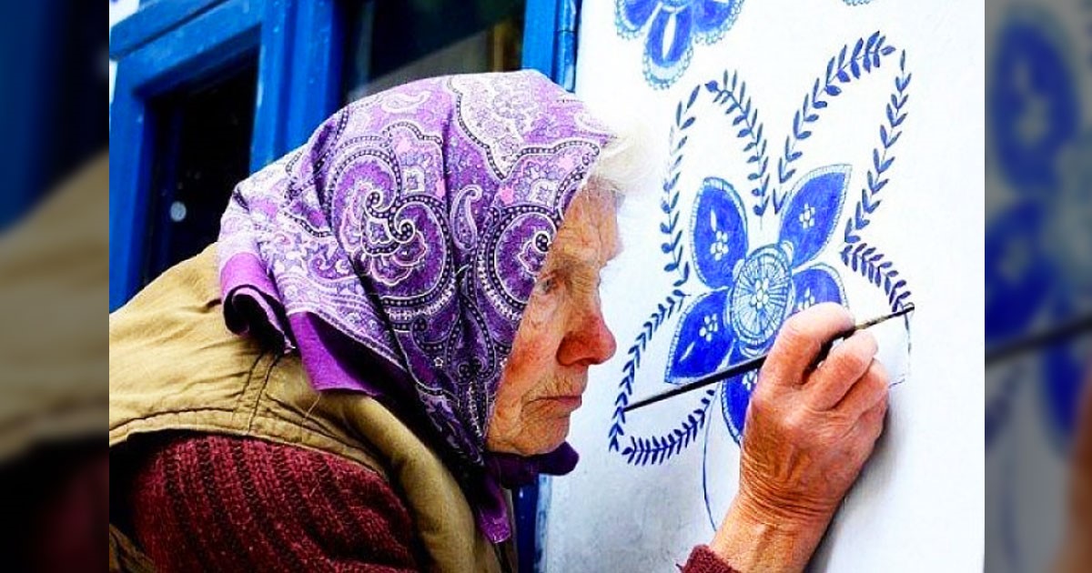 Stará žena malující vesnici