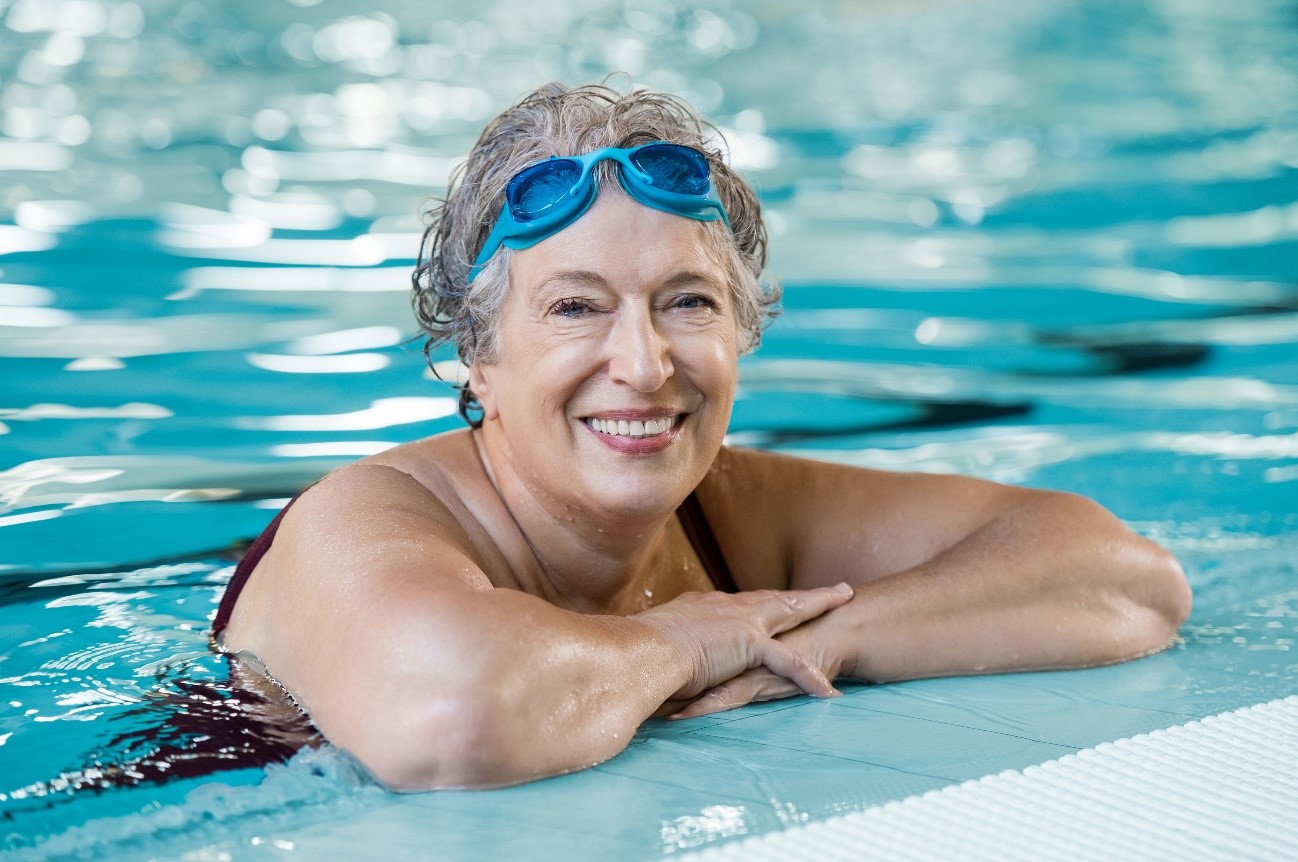 Jak může plavání zlepšovat schopnost udržovat rovnováhu a snižovat riziko pádů?