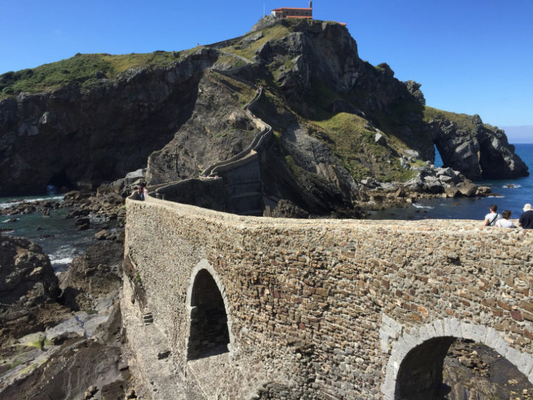 Schodiště nad mořem, Gaztelugatxe, Španělsko, scenérie pro seriál Game of Thrones (Hra o trůny) „Dragonstone“.