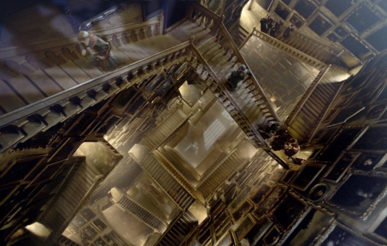 Pohyblivé schodiště ve filmu „Harry Potter a vězeň z Azkabanu“ - „Zdolávám schodiště nahoru a diolů,“ říká Harry Potter.