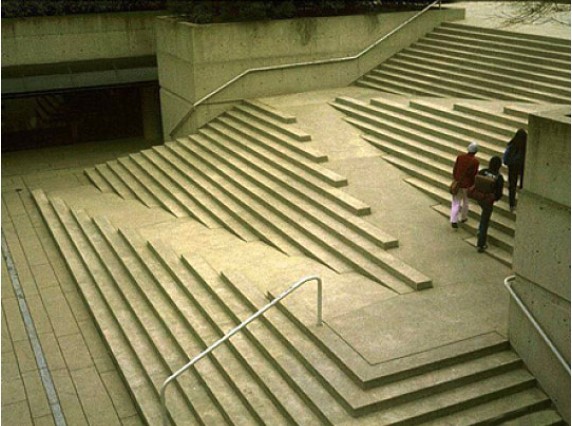 Náměstí Robson Square ve Vancouveru - schody, které obsahují rampu pro invalidní vozík.