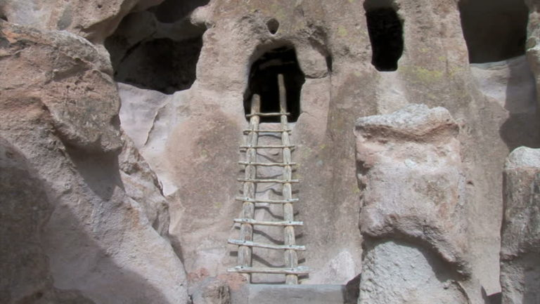 Starobylý žebřík v ruinách Anasazi, nedaleko Los Alamos v Novém Mexiku